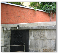 Реставрация подземного музея: белокаменный портика, ступени, пандусы и кирпичной ограды